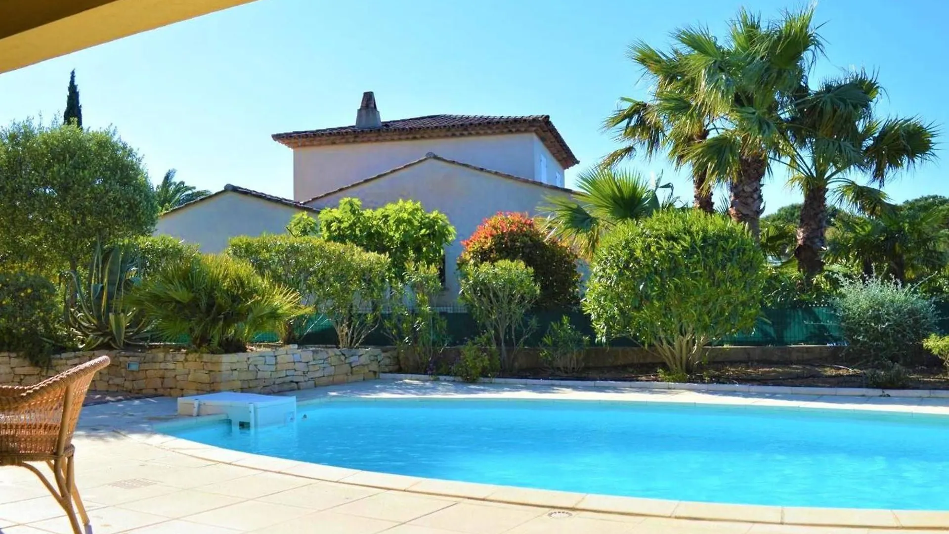 Maison Avec Piscine Couverte Et Terrasse Barbecue - 6 Couchages - Sainte Maxime - Fr-1-226-311 Holiday home Sainte-Maxime